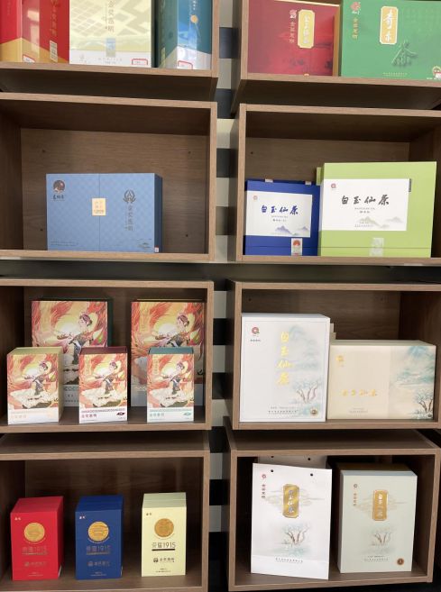 景寧各種茶葉產(chǎn)品。劉軍國(guó)攝