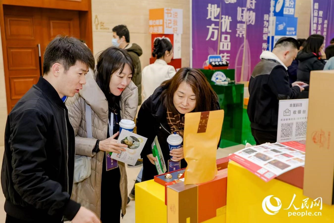 “精品消費(fèi)月·雙節(jié)關(guān)愛季”專項(xiàng)工作首站活動(dòng)現(xiàn)場(chǎng)。