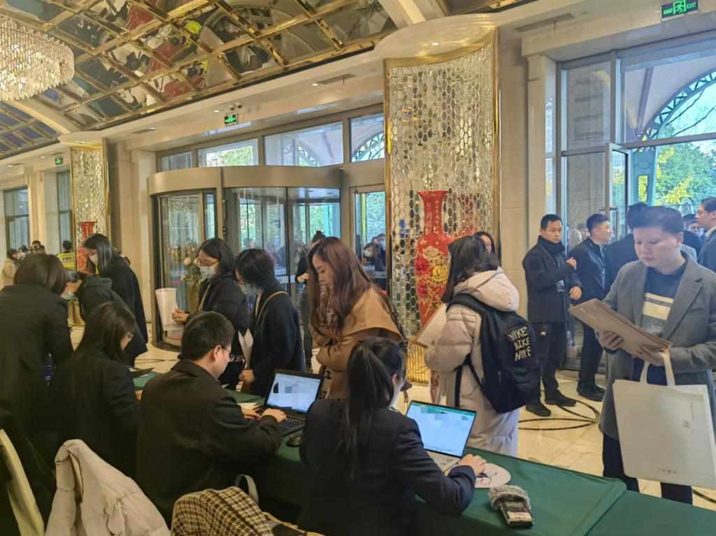 12月12日，第十批國家組織藥品集中帶量采購現(xiàn)場。新華社記者龔雯 攝