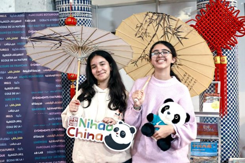 兩名女孩在合影。拉巴特中國文化中心供圖