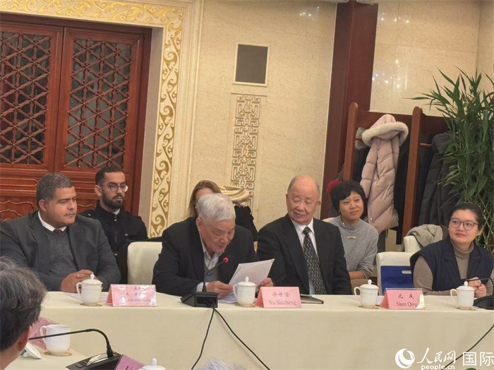 老一輩赴古留學生代表徐世澄在座談會上發(fā)言。人民網記者 趙健攝