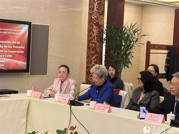 老一輩赴古留學生代表陳紅娣在座談會上發(fā)言 人民網記者 趙健攝