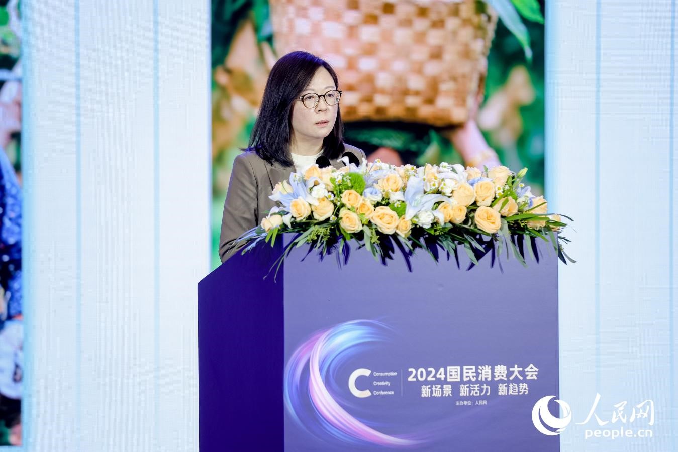 百果園集團(tuán)首席營銷官楊茜在2024國民消費(fèi)大會現(xiàn)場進(jìn)行分享。