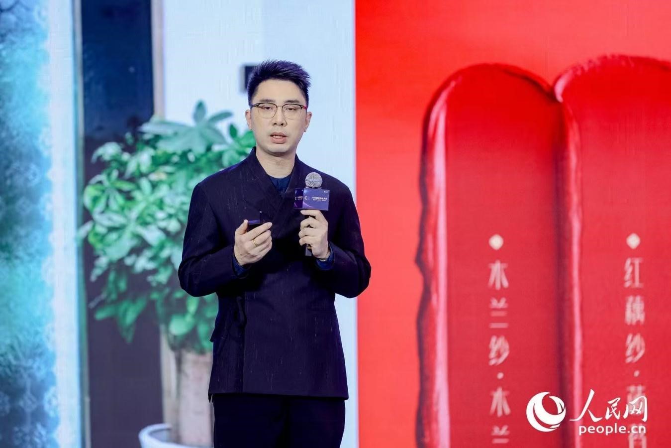 花西子聯(lián)合創(chuàng)始人任剛睿在2024國(guó)民消費(fèi)大會(huì)現(xiàn)場(chǎng)進(jìn)行分享。