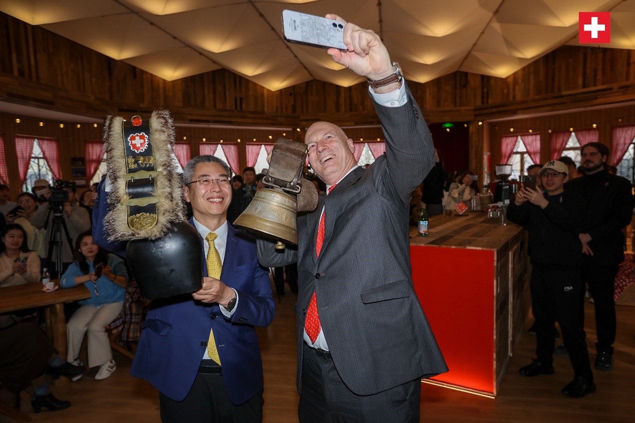 瑞士駐華大使白瑞誼與北京市西城區(qū)委副書記、代區(qū)長郅海杰搖響瑞士牛鈴，共同為小木屋揭幕。瑞士駐華大使館供圖