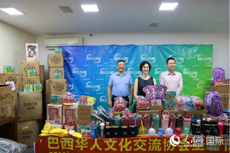 中國駐里約熱內盧總領館副總領事王尉育（右）、里約慈善協(xié)會主席保拉·菲格雷多（中）、巴西華人文化交流協(xié)會主席上官建峰（左）出席捐贈活動并致辭。人民網(wǎng)記者 陳海琪攝
