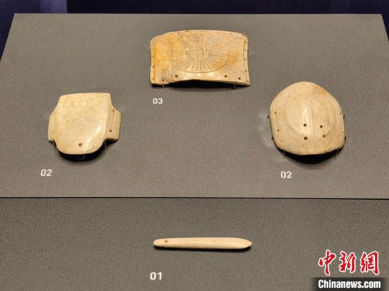 12月14日，“文明先鋒—凌家灘文化玉器展”在故宮博物院文華殿開幕。圖為展覽現(xiàn)場的玉龜、玉版和玉簽。 中新社記者 應(yīng)妮 攝