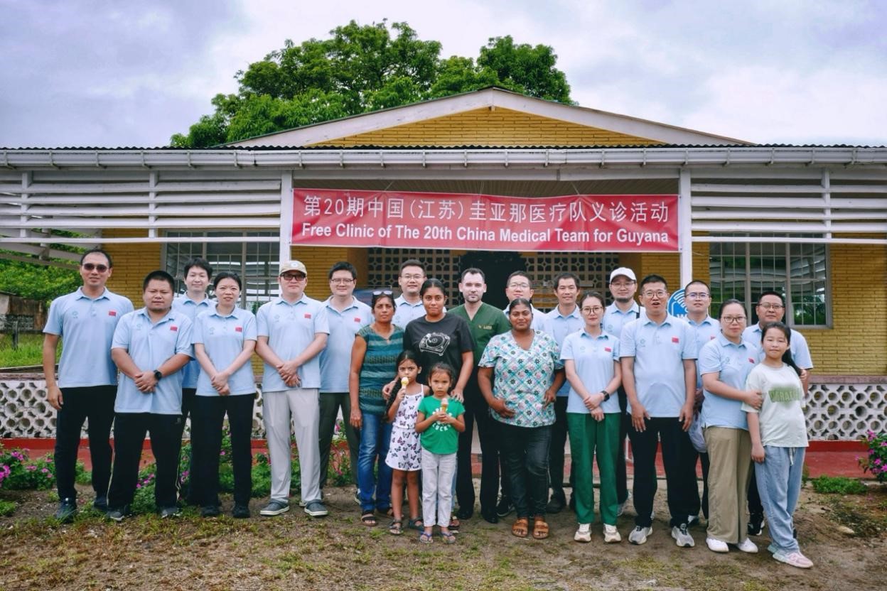 第20期中國（江蘇）援圭亞那醫(yī)療隊在圭偏遠的林登高速社區(qū)開展義診后，與部分當?shù)鼐用窈嫌啊?中國援圭醫(yī)療隊供圖