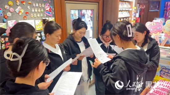 工會組織企業(yè)職工開展技能培訓(xùn)活動。人民網(wǎng)記者 張哲鑫攝