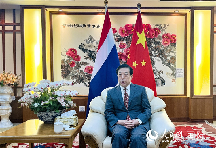 2024年12月10日，中國駐泰國大使韓志強在泰國曼谷接受中國—東盟中心（ACC）組織的“多彩東盟：2024年中國媒體東盟行”媒體團采訪。人民網(wǎng)記者 羨江楠攝