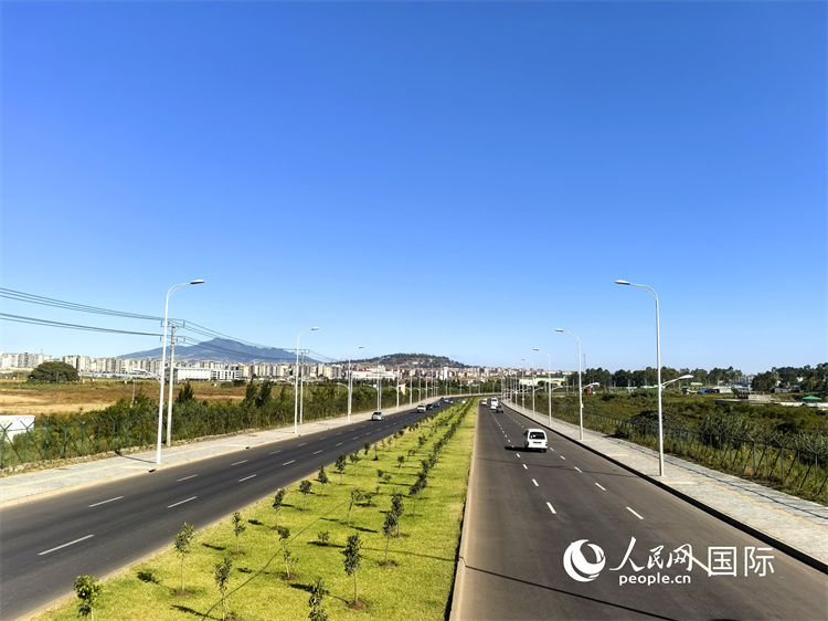 新近完工的埃塞俄比亞卡里提環(huán)線—布爾布拉—克林圖公路遠(yuǎn)景。張洪衛(wèi)攝