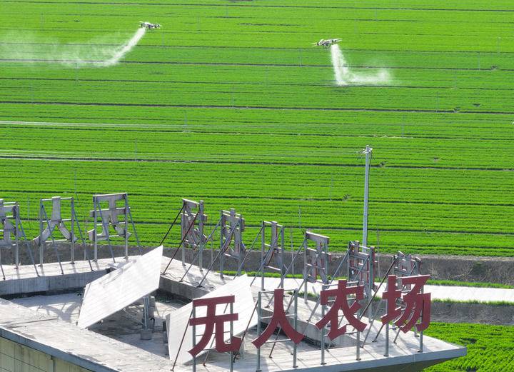 2024年3月19日，在安徽省亳州市譙城區(qū)趙橋鄉(xiāng)雙樓村的無人農(nóng)場，農(nóng)業(yè)無人機按照事先設(shè)定好的線路進(jìn)行作業(yè)（無人機照片）。新華社記者 杜宇 攝
