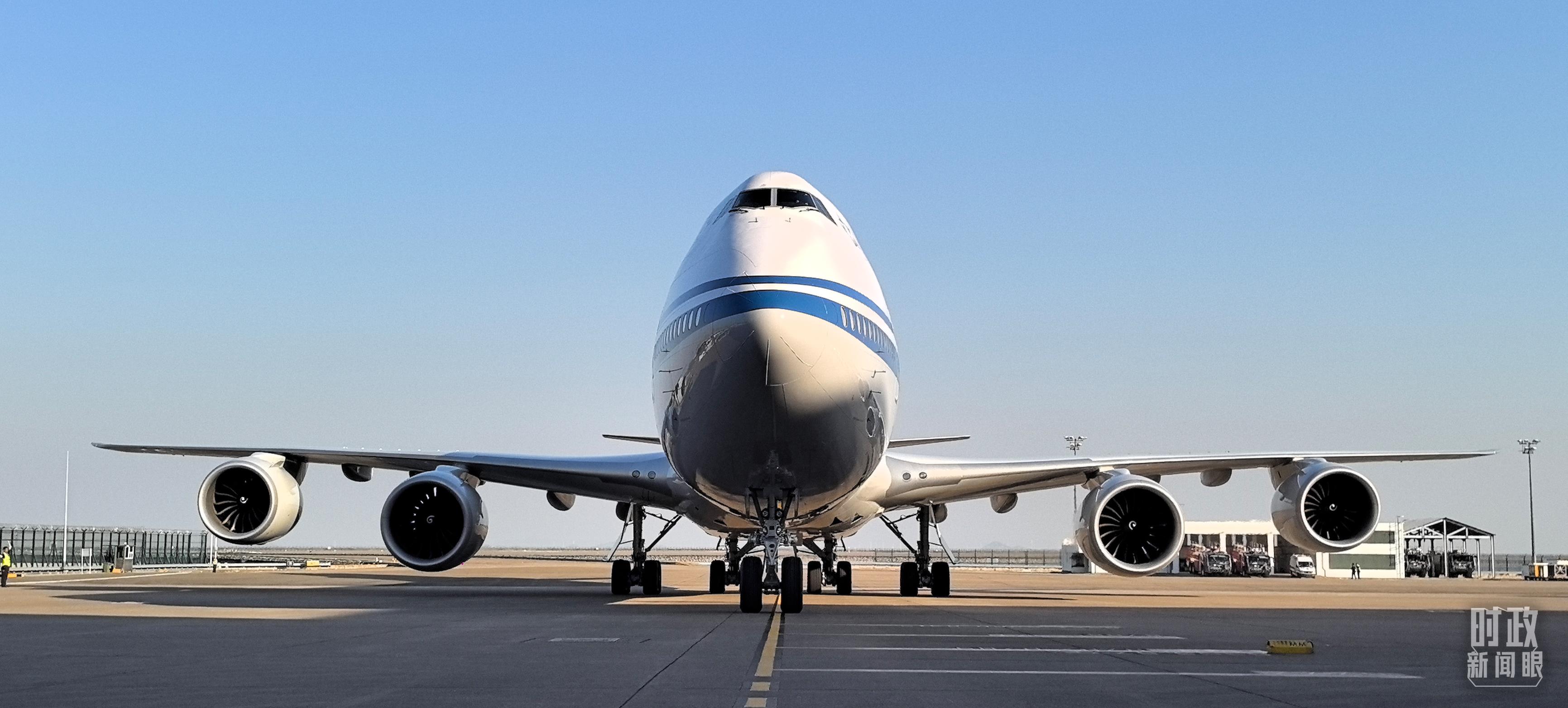 △習(xí)主席專機(jī)抵達(dá)澳門國際機(jī)場。（總臺(tái)央視記者王子杭拍攝）