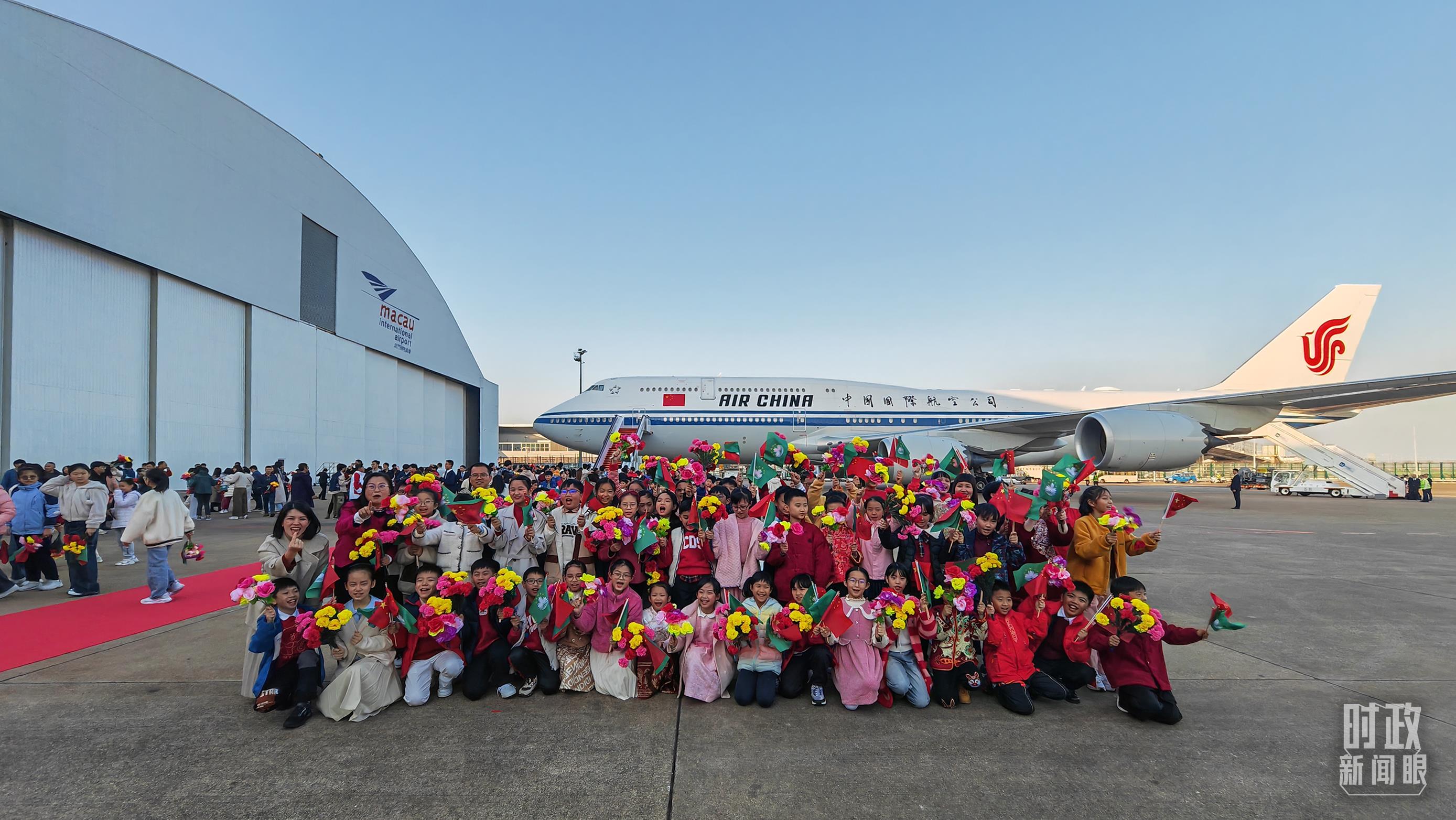 △歡迎儀式后，歡迎人群合影留念。（總臺(tái)央視記者劉琦拍攝）