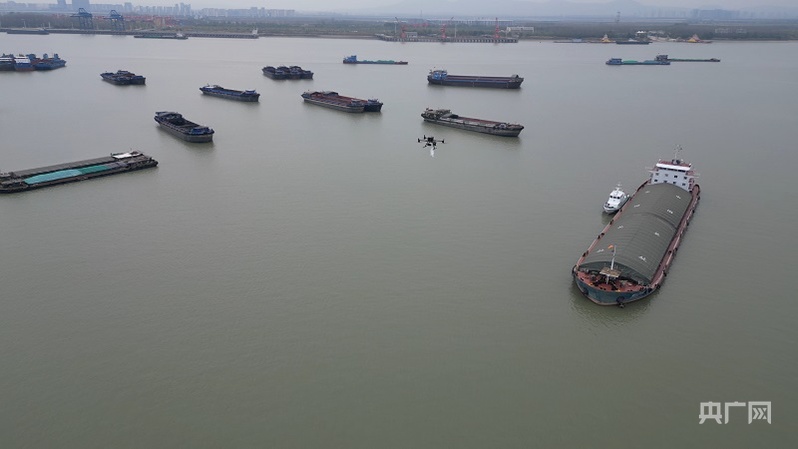 無人機(jī)在給長(zhǎng)江船只送貨(央廣網(wǎng)發(fā) 劉劍忠 攝)