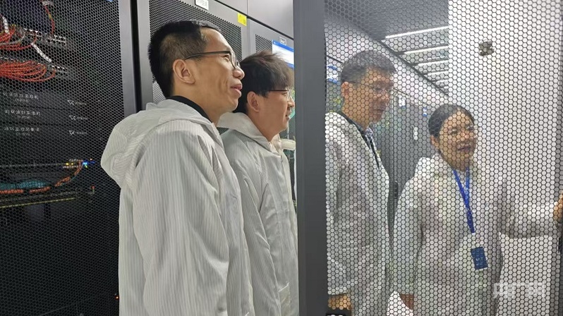 陳平平和團(tuán)隊(duì)在實(shí)驗(yàn)室設(shè)備機(jī)房開展創(chuàng)新網(wǎng)絡(luò)測(cè)試驗(yàn)證(央廣網(wǎng)記者 王錫斐 攝)