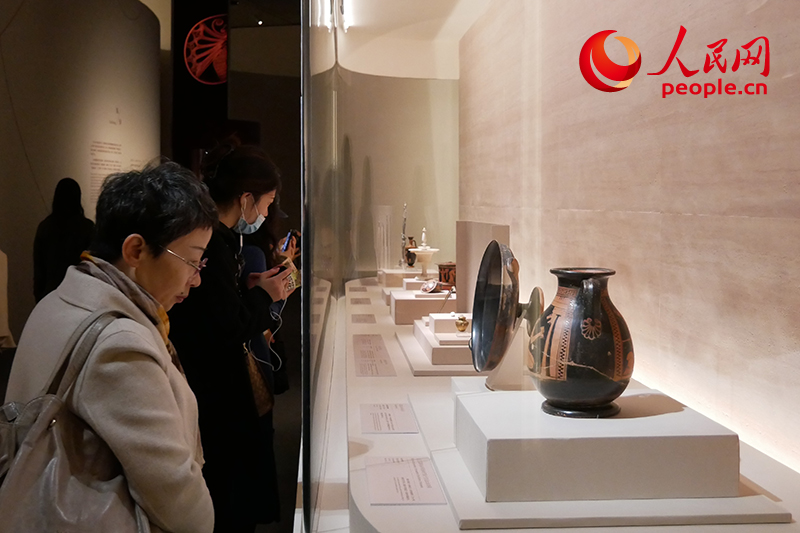 11月13日，觀眾正在國博參觀“美的多元——古希臘的藝術(shù)與生活”展。人民網(wǎng)記者 韋衍行攝