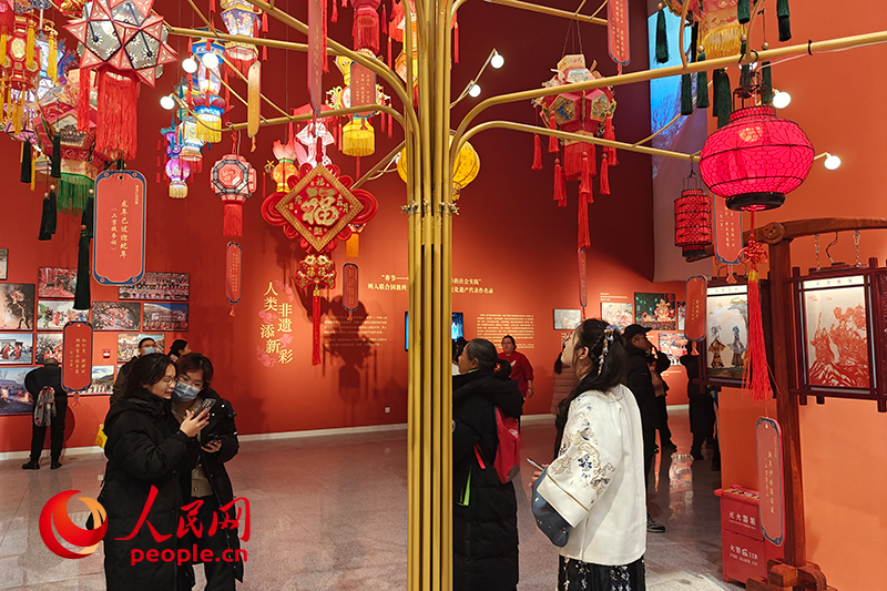 12月21日，觀眾正在參觀“過年——春節(jié)主題展”。人民網(wǎng)記者 韋衍行攝