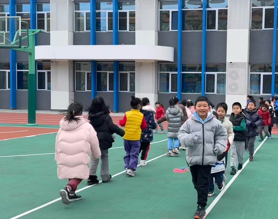 一年級的同學(xué)課間跑步 。學(xué)校供圖