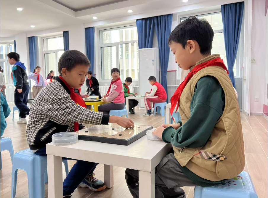 學(xué)生們在少先隊(duì)大廳下圍棋。人民網(wǎng) 白炅攝
