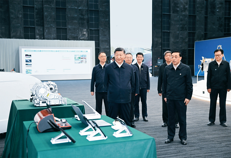 2024年10月17日至18日，中共中央總書記、國家主席、中央軍委主席習(xí)近平在安徽考察。這是17日下午，習(xí)近平在合肥濱湖科學(xué)城察看安徽省重大科技創(chuàng)新成果集中展示。 新華社記者 謝環(huán)馳/攝
