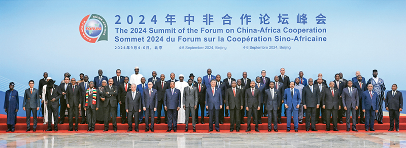 2024年9月5日上午，國家主席習(xí)近平在北京人民大會堂出席中非合作論壇北京峰會開幕式并發(fā)表主旨講話。這是開幕式前，習(xí)近平同出席峰會的外方領(lǐng)導(dǎo)人集體合影。 新華社記者 饒愛民/攝