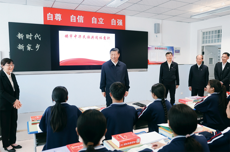 2024年6月18日至19日，中共中央總書記、國家主席、中央軍委主席習(xí)近平在青?？疾?。這是18日下午，習(xí)近平在果洛西寧民族中學(xué)高一（1）班觀摩“新時代、新家鄉(xiāng)”主題思政課。 新華社記者 鞠鵬/攝