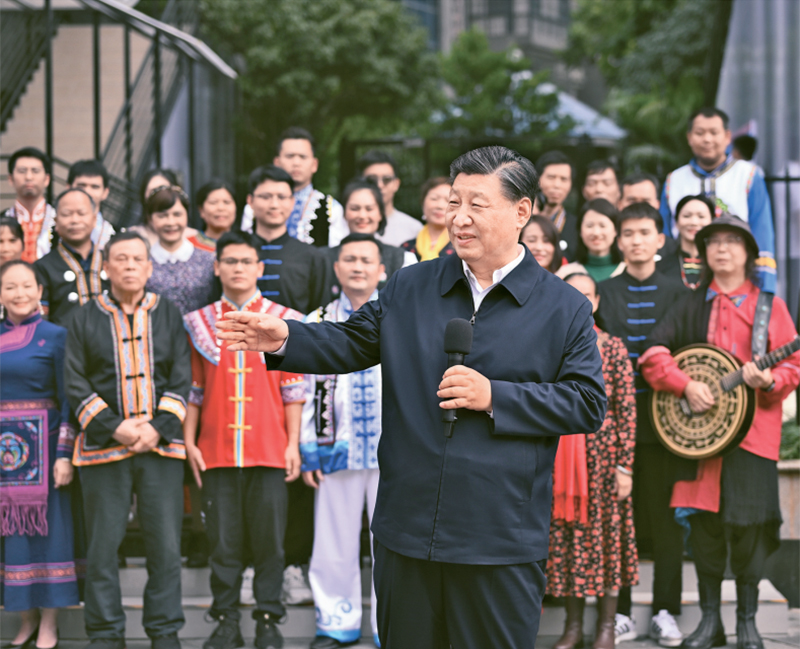 2023年12月14日至15日，中共中央總書記、國家主席、中央軍委主席習(xí)近平在廣西考察。這是14日上午，習(xí)近平在南寧市良慶區(qū)蟠龍社區(qū)考察時，同社區(qū)各族群眾親切交流。 新華社記者 燕雁/攝
