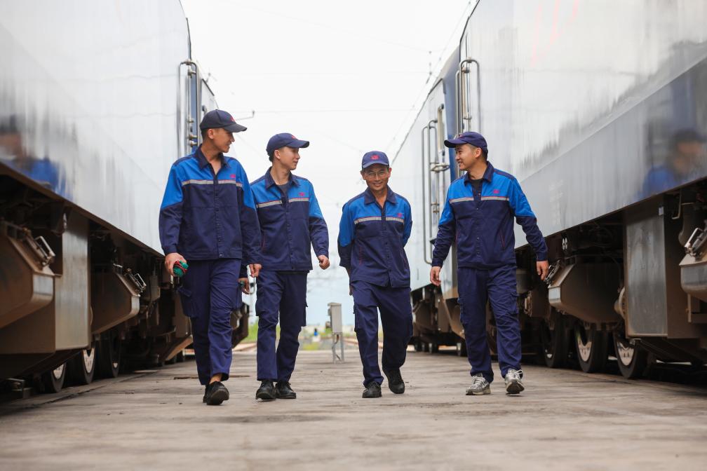 2024年9月9日，來自中國、老撾的師徒4人在中老鐵路萬象運營管理中心的機車檢修庫內(nèi)。新華社發(fā)（楊永全攝）