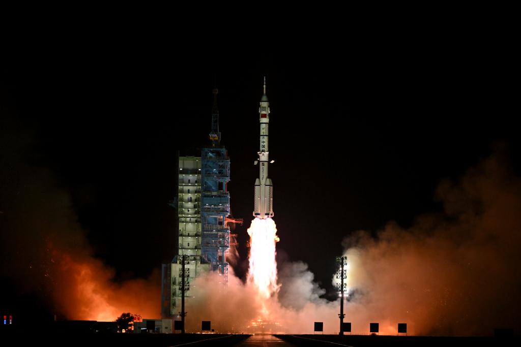 2024年10月30日，搭載神舟十九號載人飛船的長征二號F遙十九運載火箭在酒泉衛(wèi)星發(fā)射中心點火發(fā)射。新華社記者李鑫攝