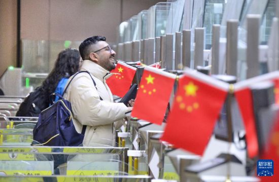 1月2日，國外旅客通過大興機場邊檢站入境。新華社記者 李欣 攝