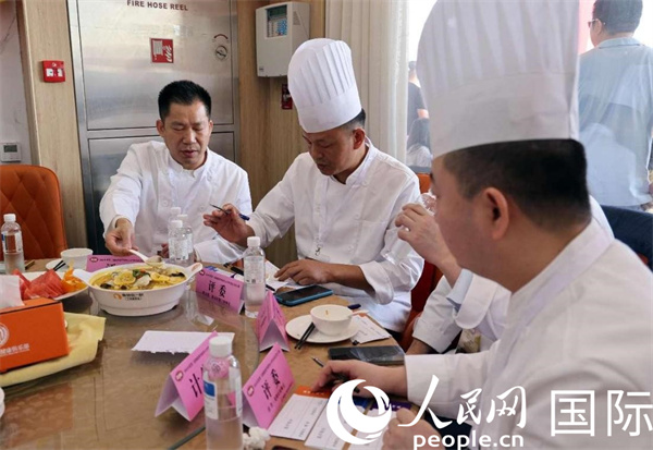 評委正在品嘗菜品并打分。人民網(wǎng)記者 管克江攝