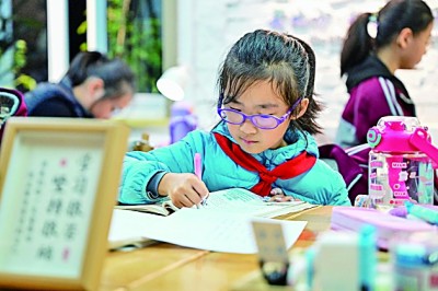 在河南洛陽市澗西區(qū)長安路街道長安路二社區(qū)共享自習(xí)室內(nèi)，孩子們在學(xué)習(xí)。李衛(wèi)超攝/光明圖片