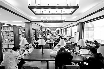 重慶大學圖書館，大學生們正在讀書學習。孫凱芳攝/光明圖片