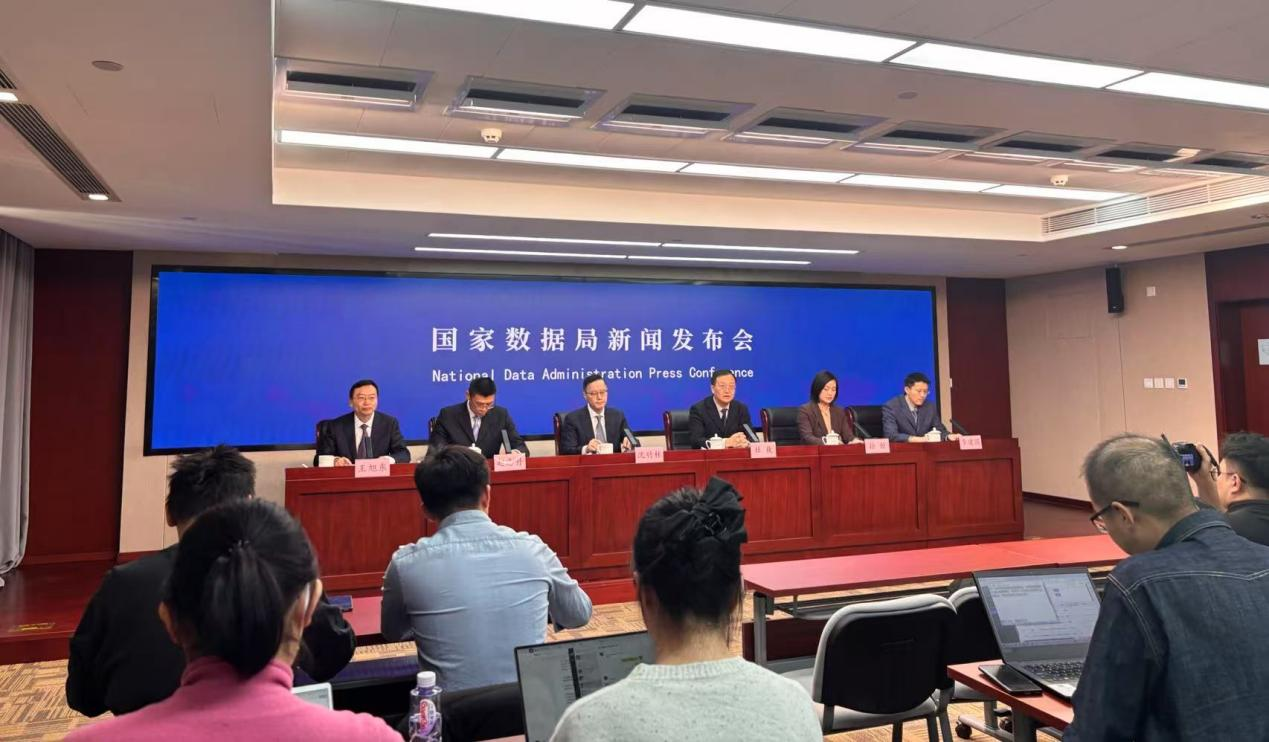 國家數(shù)據(jù)局舉辦關于加快推進國家數(shù)據(jù)基礎設施建設專題新聞發(fā)布會。人民網(wǎng)記者 許維娜攝