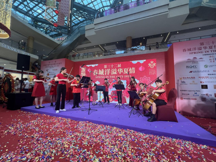 來自中國和新加坡的藝術(shù)團(tuán)體聯(lián)袂表演了歌舞、器樂、武術(shù)、雜技等多種形式的文藝節(jié)目。活動主辦方供圖