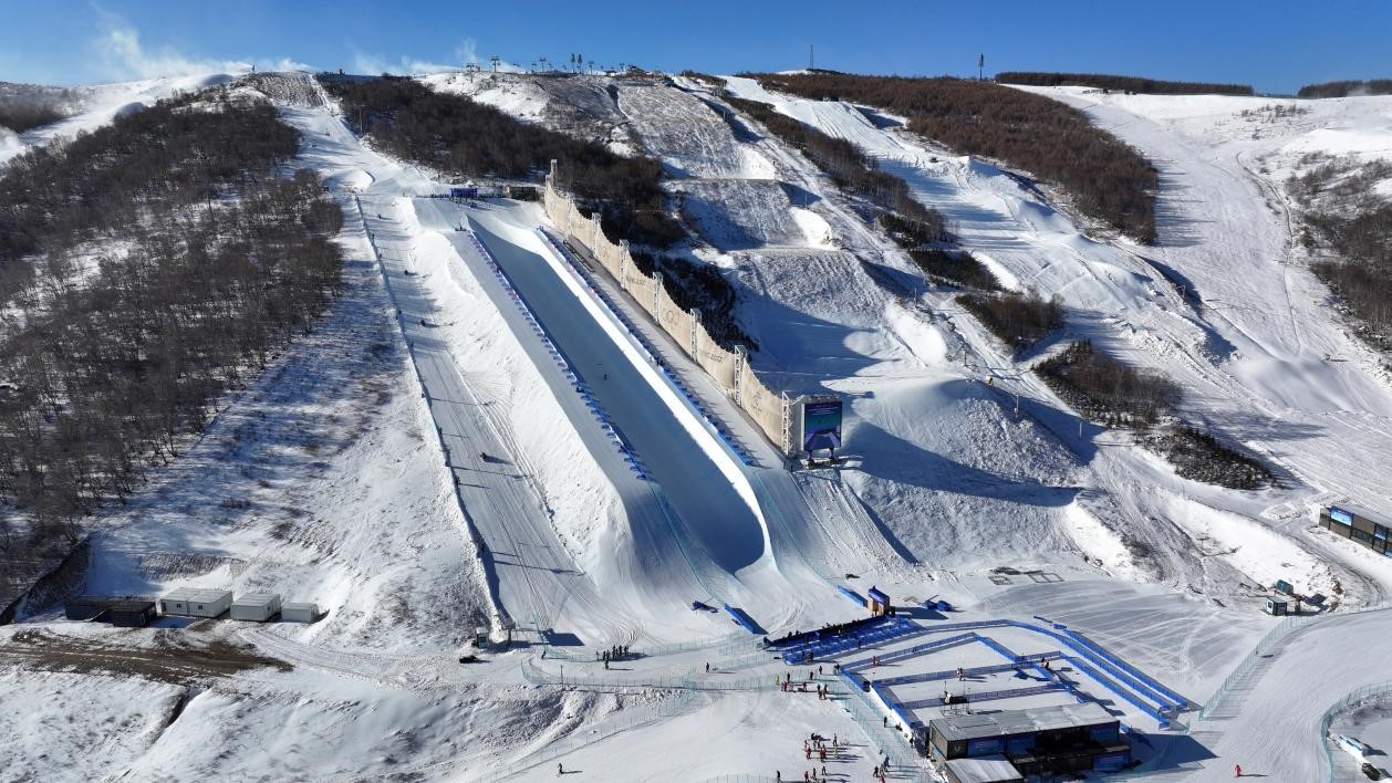2024-2025賽季國際雪聯(lián)自由式滑雪和單板滑雪U型場地技巧世界杯比賽場地。人民網(wǎng)記者 李兆民攝