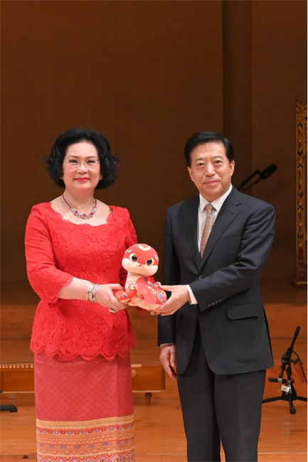 中國駐泰國大使韓志強(qiáng)與國際奧委會(huì)委員、泰國愛樂樂團(tuán)董事會(huì)主席坤仁帕塔瑪共同出席音樂會(huì)。主辦方供圖
