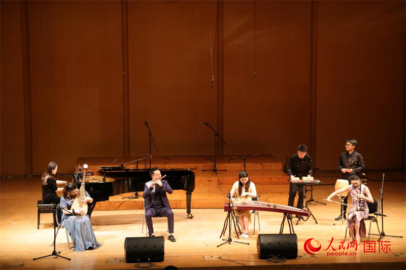 來自云南藝術(shù)學(xué)院的音樂家在演奏《金蛇狂舞》。人民網(wǎng)記者 楊一攝