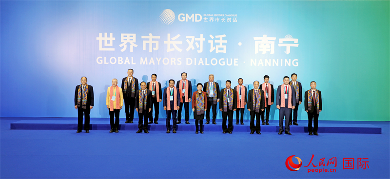 在南寧國際會展中心金桂花廳外，參加活動的中國和東盟國家市長合影留念。人民網(wǎng)記者 趙益普攝