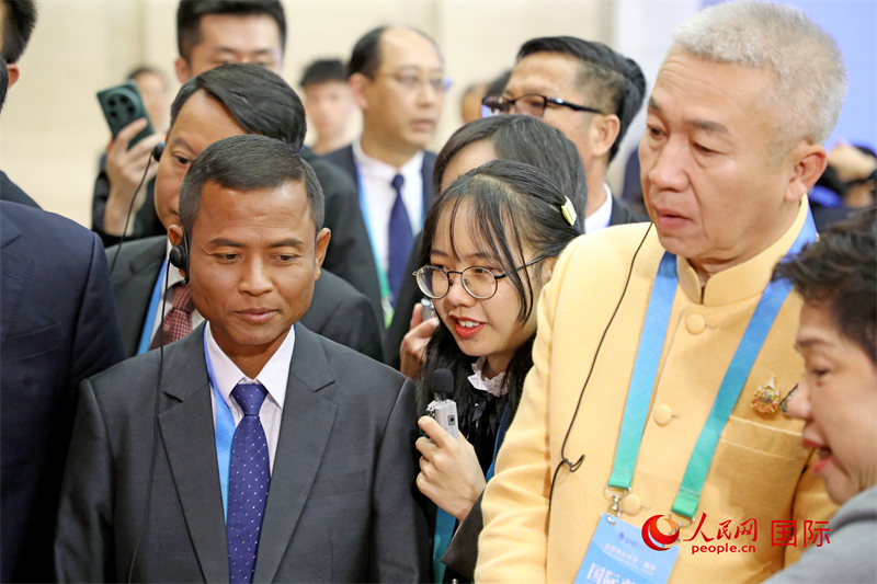 東盟國家市長在觀看、體驗?zāi)蠈幏沁z展示。人民網(wǎng)記者 趙益普攝