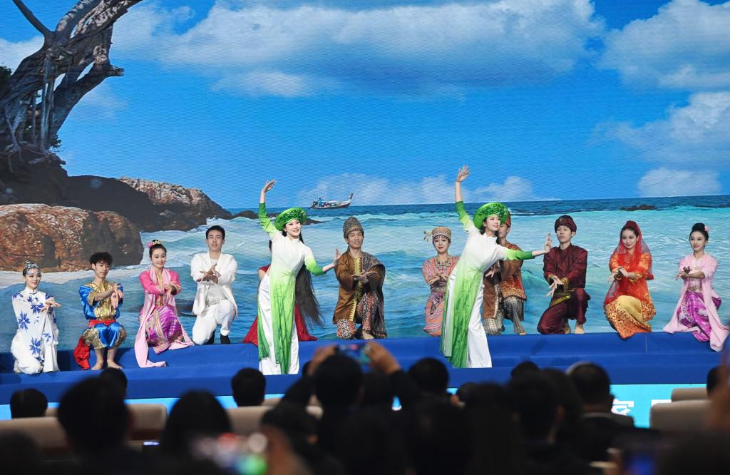 這是1月16日，在南寧國際會展中心，演員在“世界市長對話·南寧”活動間隙表演節(jié)目。新華社記者 陸波岸 攝
