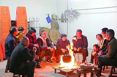 為討論蜜梨產(chǎn)業(yè)發(fā)展事宜，鸕鳥鎮(zhèn)開展“圍爐夜話”。資料圖片