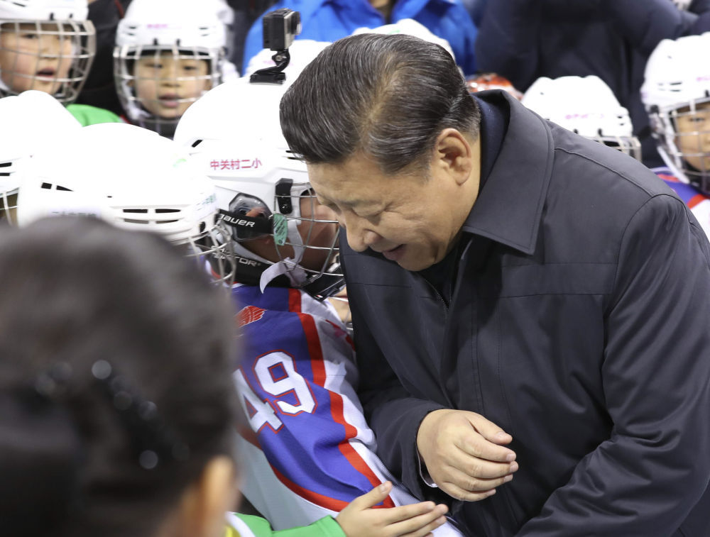 2017年2月24日，習近平在五棵松體育中心同冰球小隊員“撞肩”互動