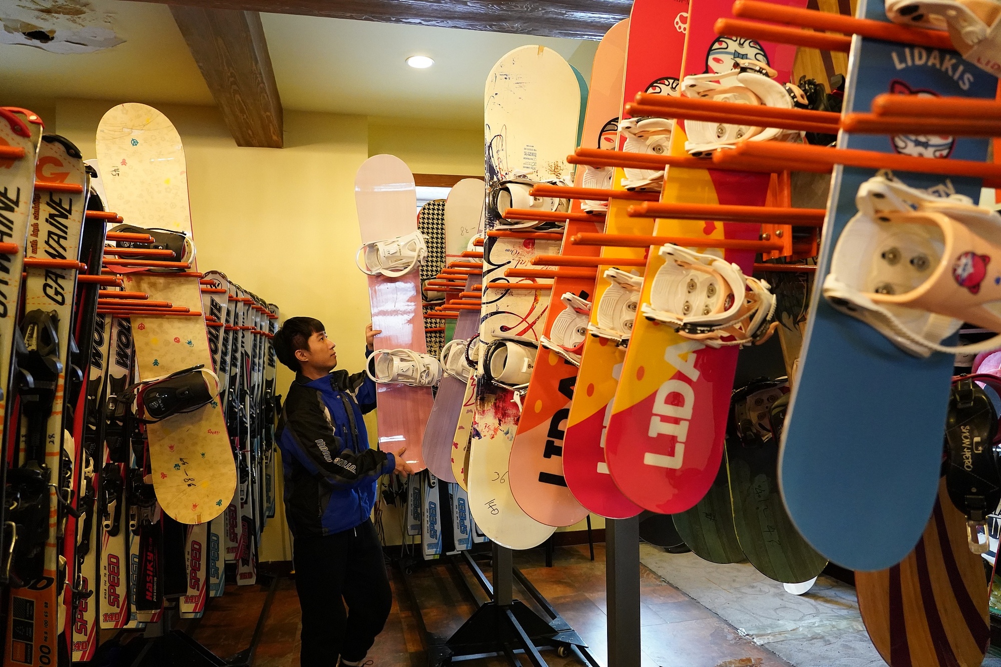 海拉爾滑雪場，工作人員在整理雪具