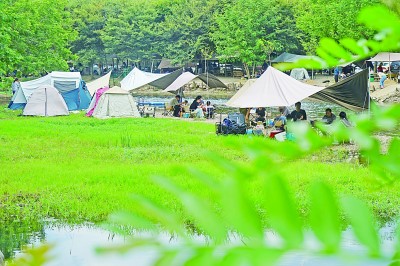 徑山鎮(zhèn)一家露營基地迎來眾多游客。新華社發(fā)