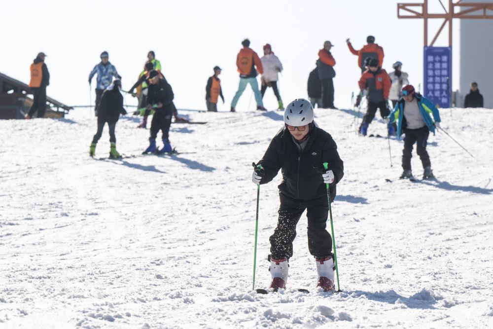 2025年1月5日，游客在湖北宜昌市夷陵區(qū)一滑雪場體驗滑雪