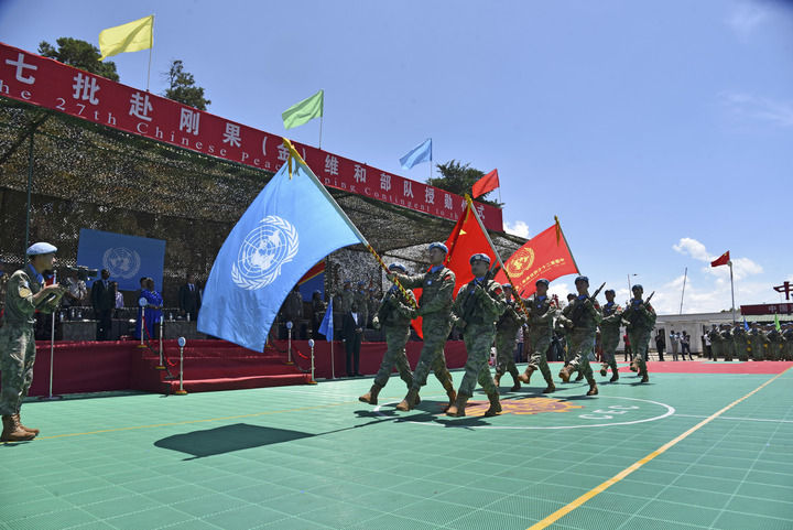 2024年4月9日，在剛果（金）南基伍省布卡武市的中國(guó)半島營(yíng)區(qū)，中國(guó)第27批赴剛果（金）維和部隊(duì)官兵被授予聯(lián)合國(guó)“和平勛章”。新華社發(fā)（中國(guó)第27批赴剛果（金）維和部隊(duì)供圖）