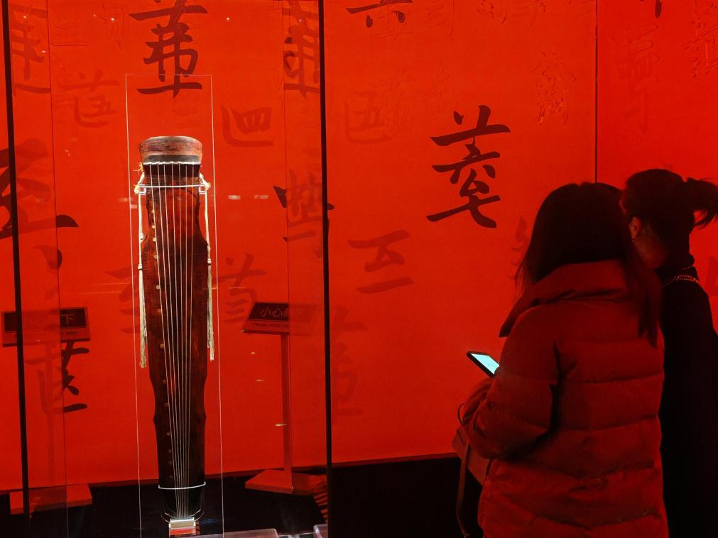 近日，在浙江省博物館之江館區(qū)，故宮博物館收藏的唐“大圣遺音”琴在“‘故宮·茶世界’觀茶——茶文化精品展”展出。新華社記者 馮源 攝
