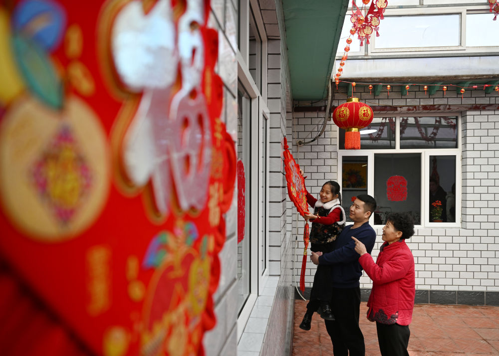 天津市西青區(qū)辛口鎮(zhèn)第六埠村村民在院子里掛“?！弊郑?024年2月1日攝）。新華社記者 趙子碩 攝